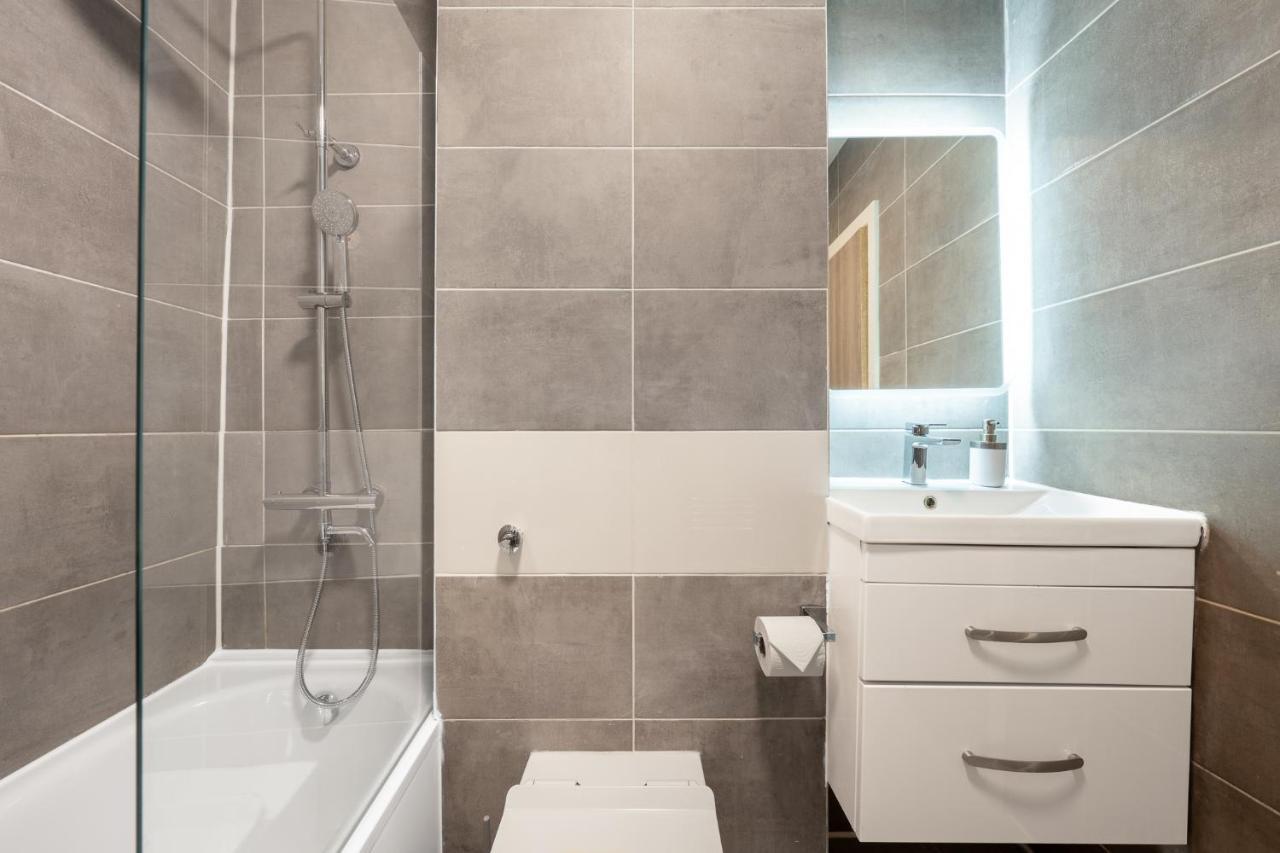Ferienwohnung Ashview 8 - Heathrow - Business - Free Parking Staines-upon-Thames Exterior foto